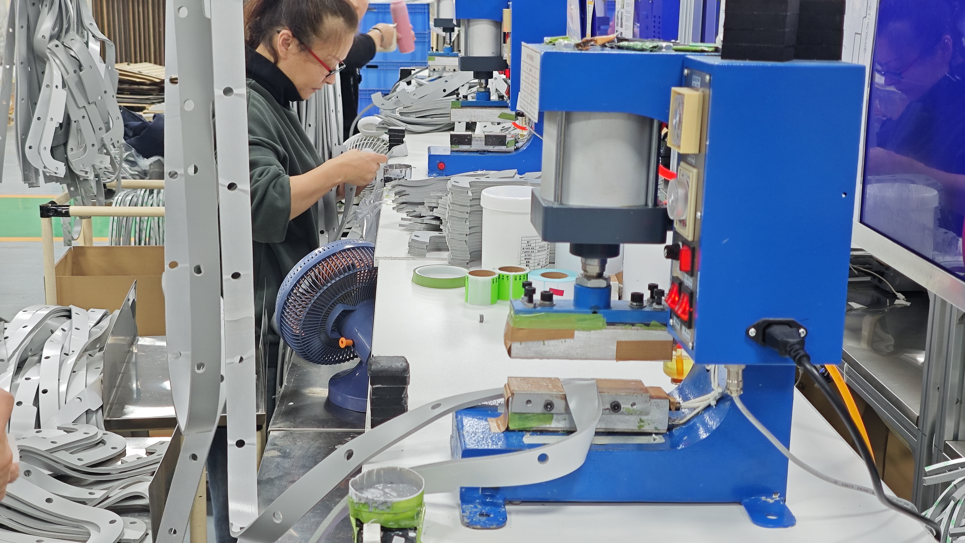 Forma personalizzata in schiuma di silicone per l'isolamento della batteria automatica